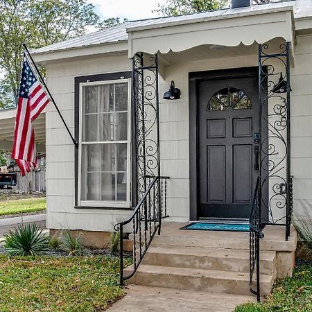 Southern Charm - Near Main With Hot Tub Fredericksburg Exterior foto