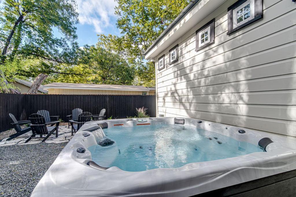 Southern Charm - Near Main With Hot Tub Fredericksburg Exterior foto