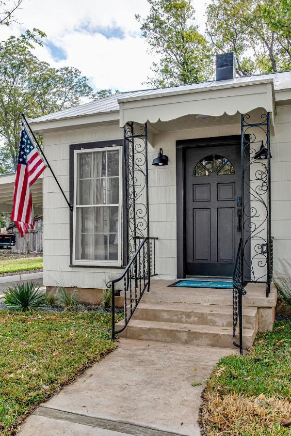 Southern Charm - Near Main With Hot Tub Fredericksburg Exterior foto