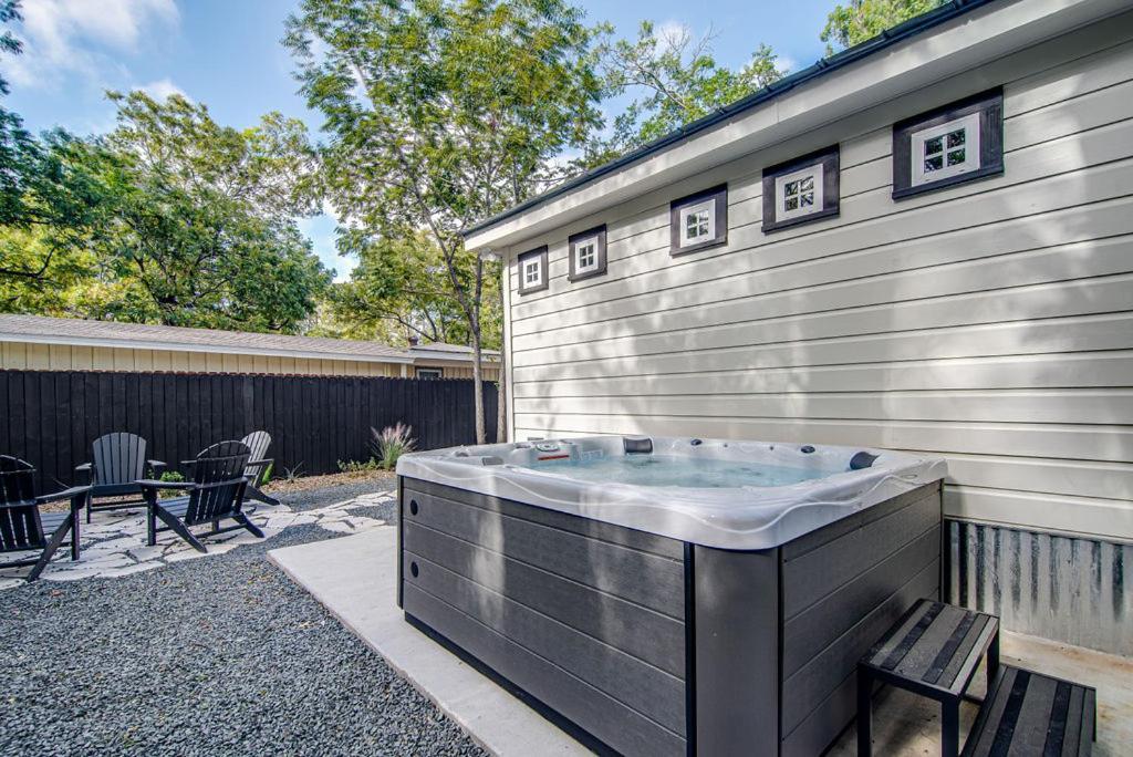 Southern Charm - Near Main With Hot Tub Fredericksburg Exterior foto