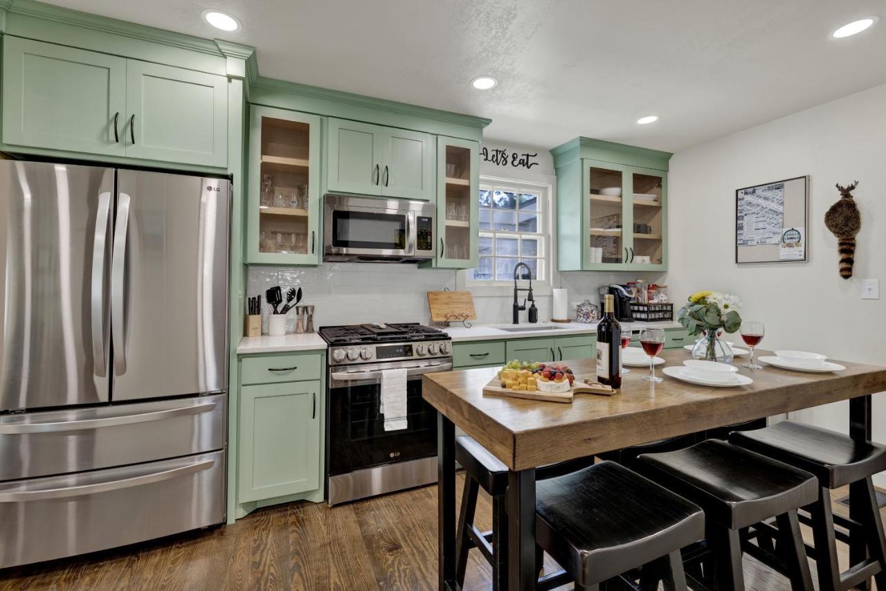 Southern Charm - Near Main With Hot Tub Fredericksburg Exterior foto