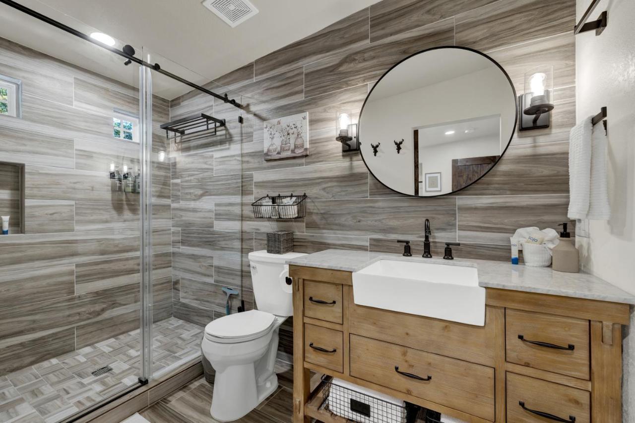 Southern Charm - Near Main With Hot Tub Fredericksburg Exterior foto