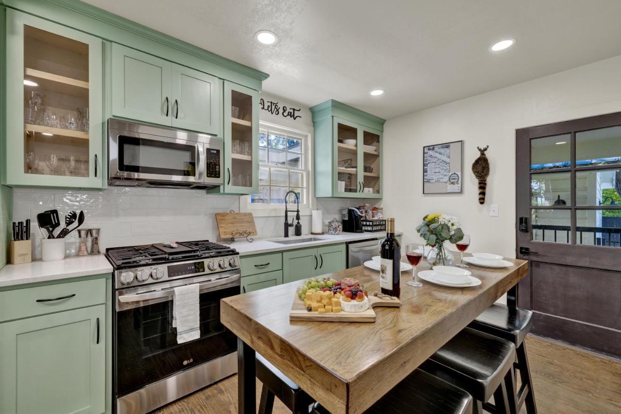 Southern Charm - Near Main With Hot Tub Fredericksburg Exterior foto