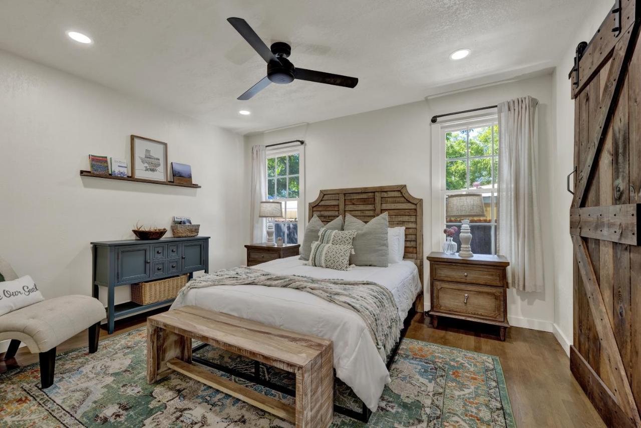 Southern Charm - Near Main With Hot Tub Fredericksburg Exterior foto
