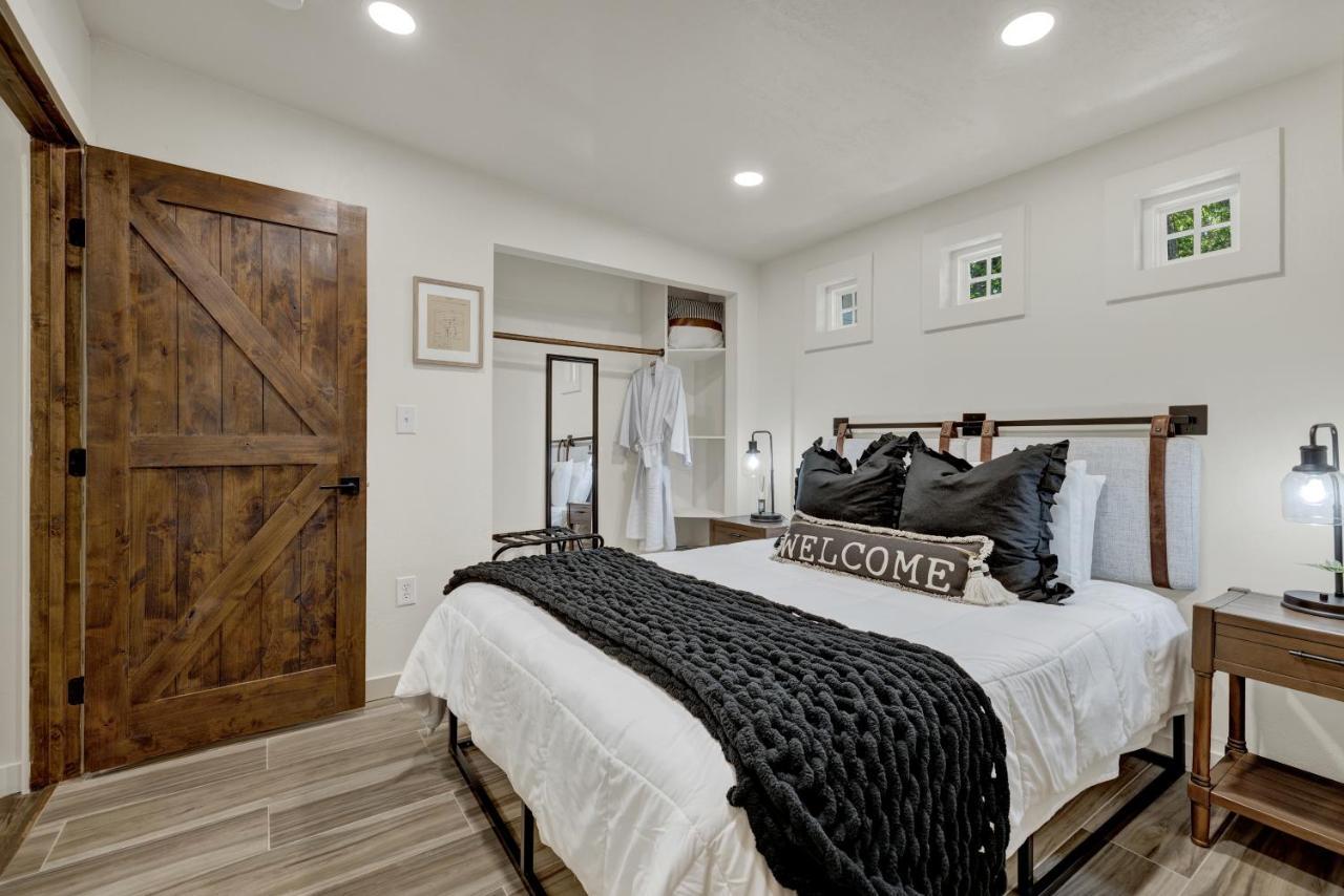 Southern Charm - Near Main With Hot Tub Fredericksburg Exterior foto