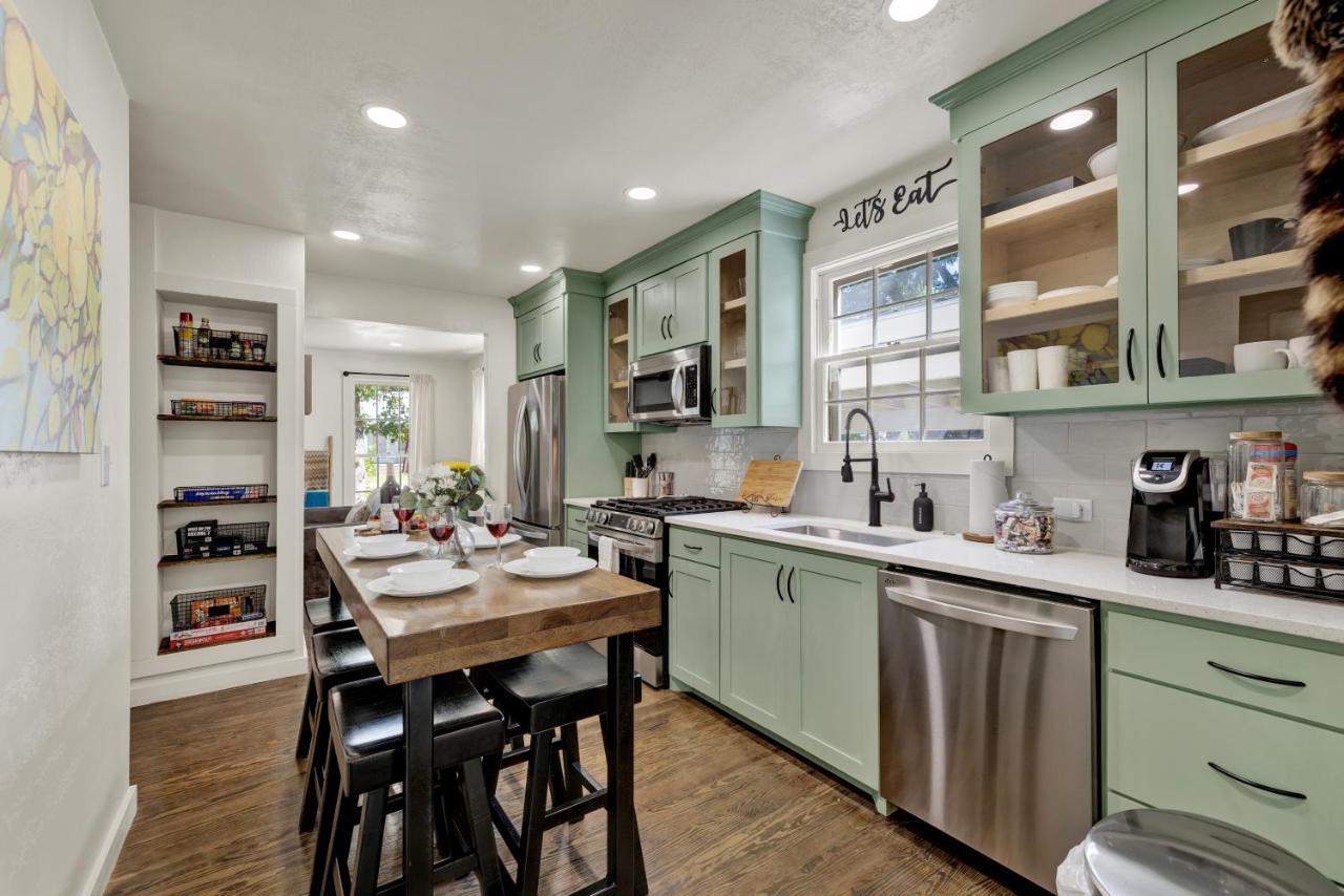 Southern Charm - Near Main With Hot Tub Fredericksburg Exterior foto