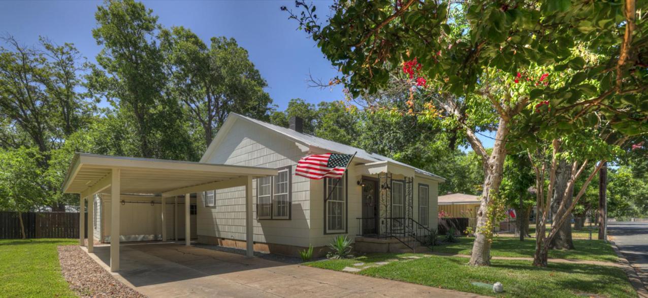 Southern Charm - Near Main With Hot Tub Fredericksburg Exterior foto